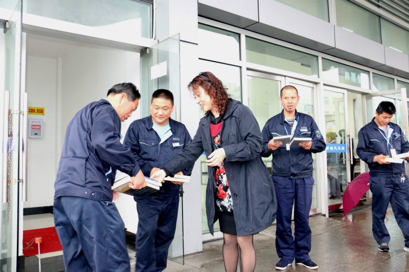 unkowname 交投张部长赴公交送书.jpg