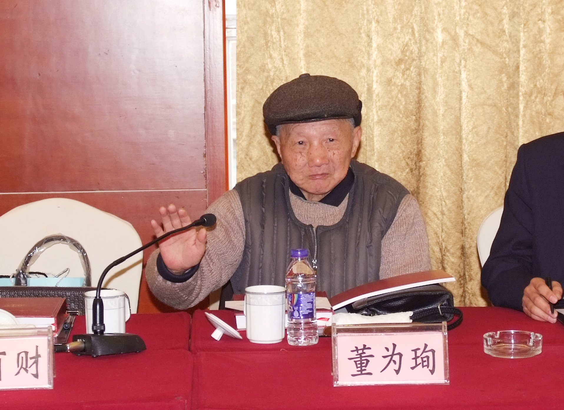 90岁的董为珣依然精神矍铄，为新一代工会干部传授经验.JPG