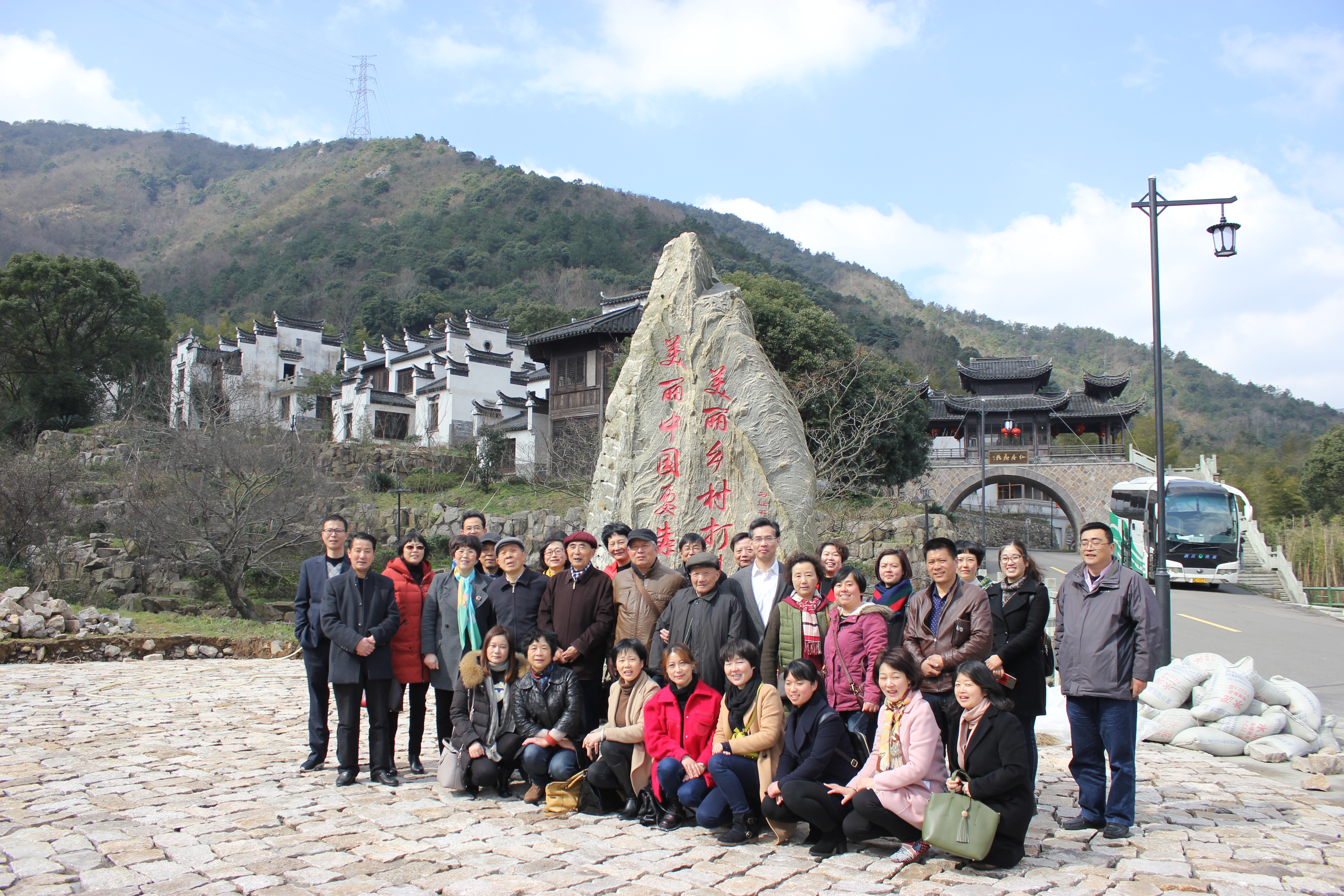 在新建社区的合影.JPG