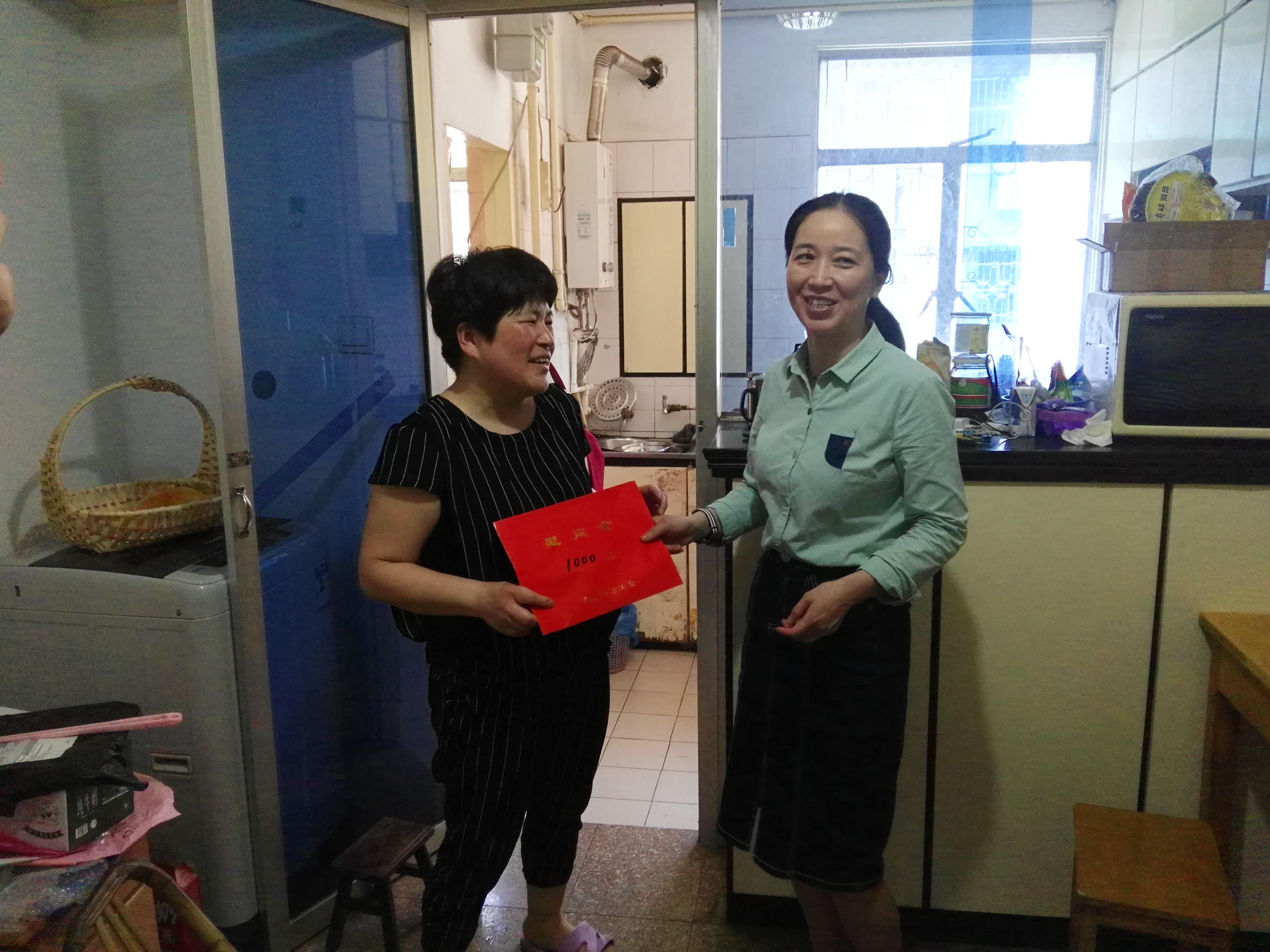 2017.6.1（邱云）市总工会副主席、女职委主任孙海芬“六一”节慰问我区困难职工子女3.jpg