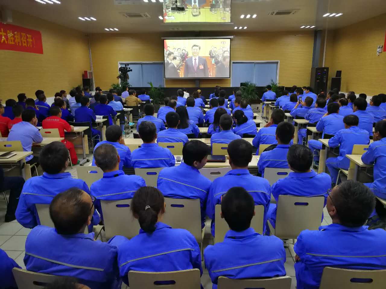 舟山绿色石化基地建设鱼山现场指挥部近200名建设者们在项目工地观看十九大开幕会.jpg