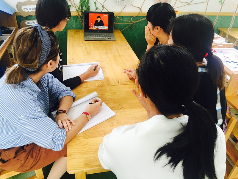 双桥街道中心幼儿园教职工观看十九大开幕会_副本.jpg