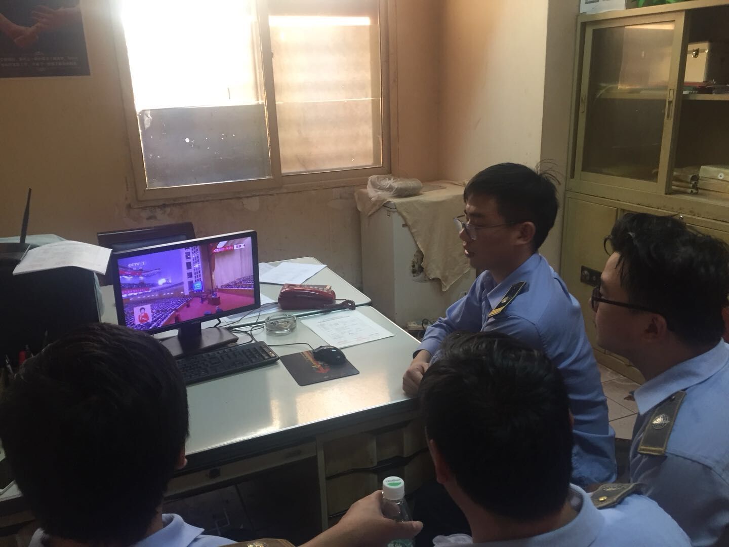 中理外轮理货公司理货部现场观看十九大开幕会.jpg