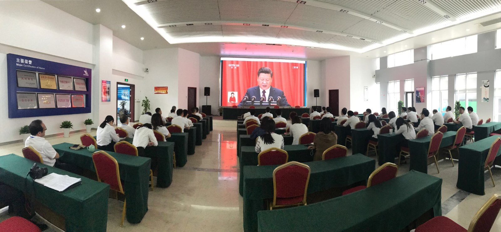 舟山港所属船交市场公司组织员工观看十九大开幕会.jpg