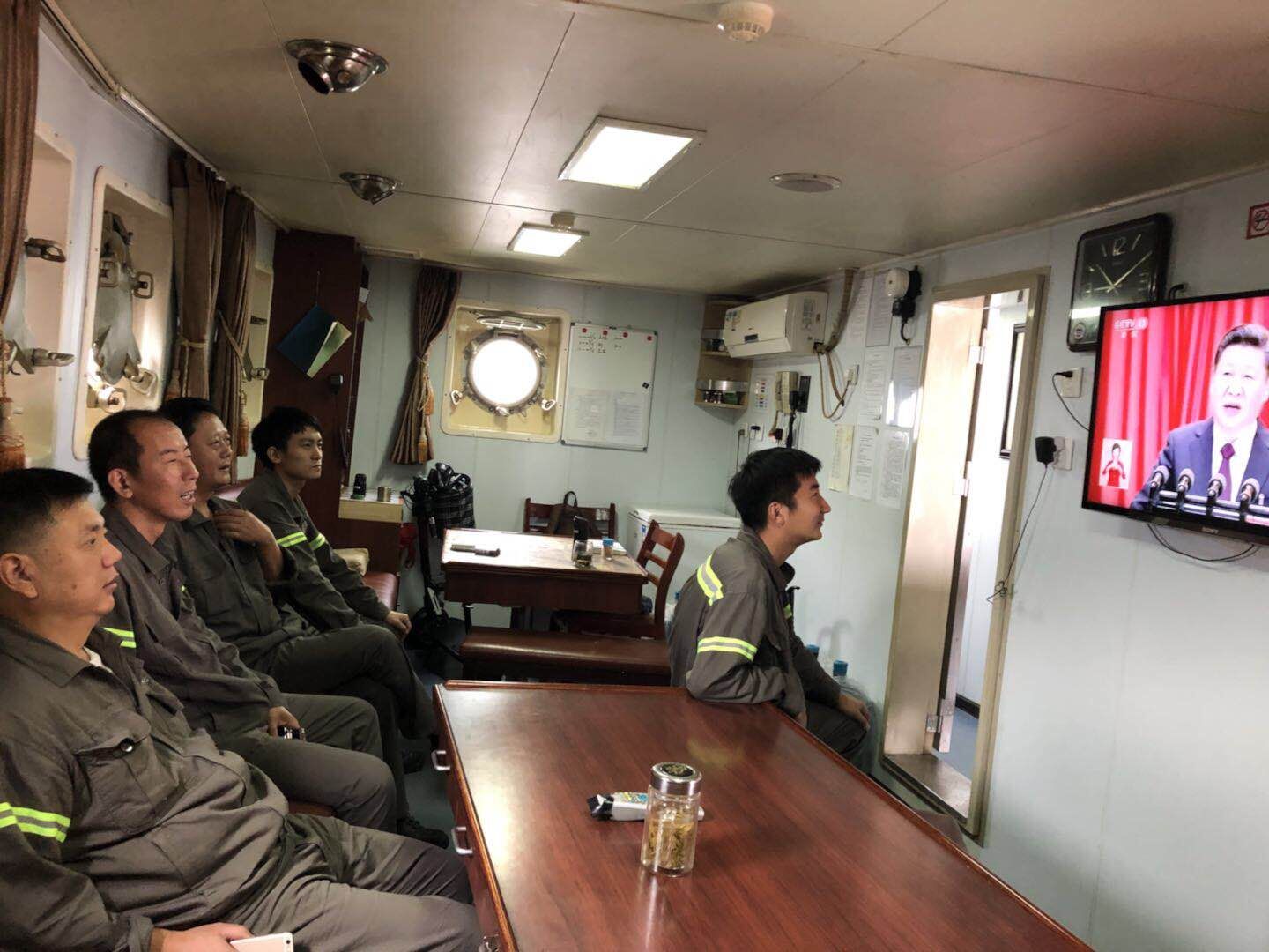 舟山港所属轮驳公司组织船员观看十九大开幕会.jpg
