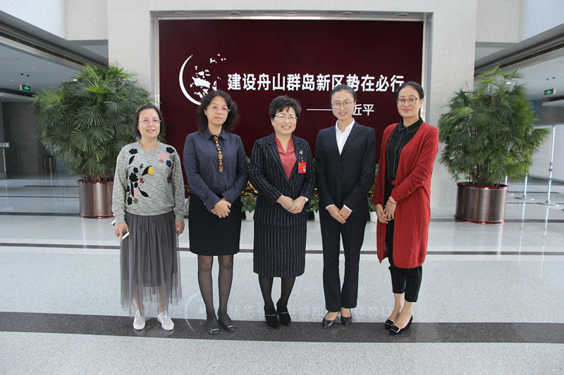 unkowname 十九大代表全国劳模范群与女职工代表合影_副本.jpg