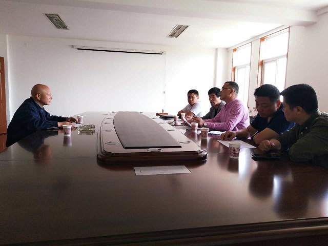 5月4日,市总服务队金属切削组、钳工组队员赴舟山金秋机械有限公司开展技术指导、技术交流。 为企业解决实际生产问题， 改进螺杆加工艺。 (2).jpg