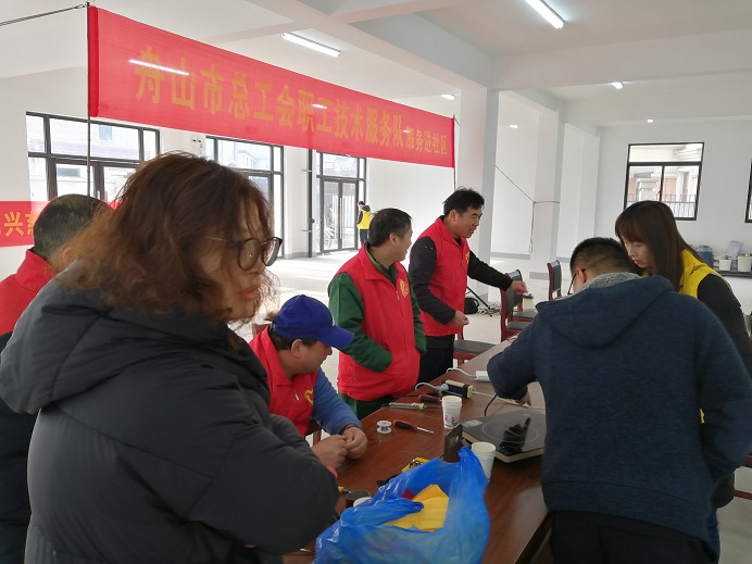 19一20日，市总工会职工技术服务队电器维修组分别赴千岛社区、金鸡山社区、白泉镇平湖社区潮面村、和平村开展上门为群众服务。 (2).jpg