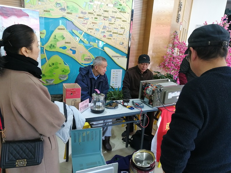 19一20日，市总工会职工技术服务队电器维修组分别赴千岛社区、金鸡山社区、白泉镇平湖社区潮面村、和平村开展上门为群众服务。 (5).jpg