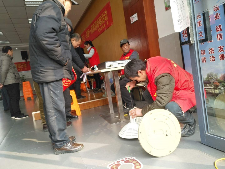 19一20日，市总工会职工技术服务队电器维修组分别赴千岛社区、金鸡山社区、白泉镇平湖社区潮面村、和平村开展上门为群众服务。 (6).jpg