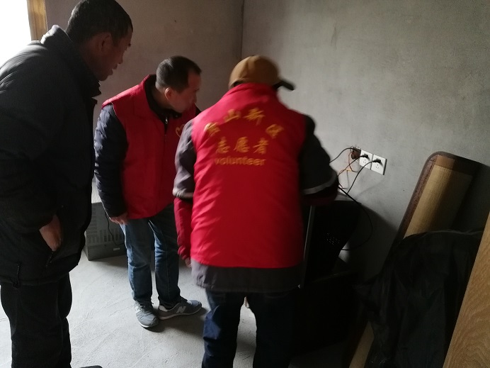 19一20日，市总工会职工技术服务队电器维修组分别赴千岛社区、金鸡山社区、白泉镇平湖社区潮面村、和平村开展上门为群众服务。 (4).jpg