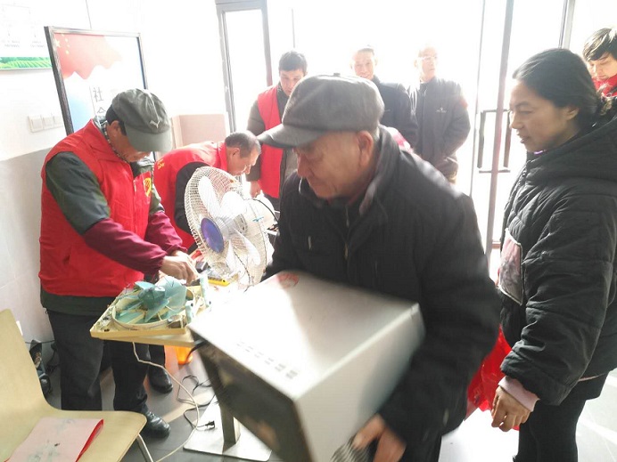 19一20日，市总工会职工技术服务队电器维修组分别赴千岛社区、金鸡山社区、白泉镇平湖社区潮面村、和平村开展上门为群众服务。.jpg