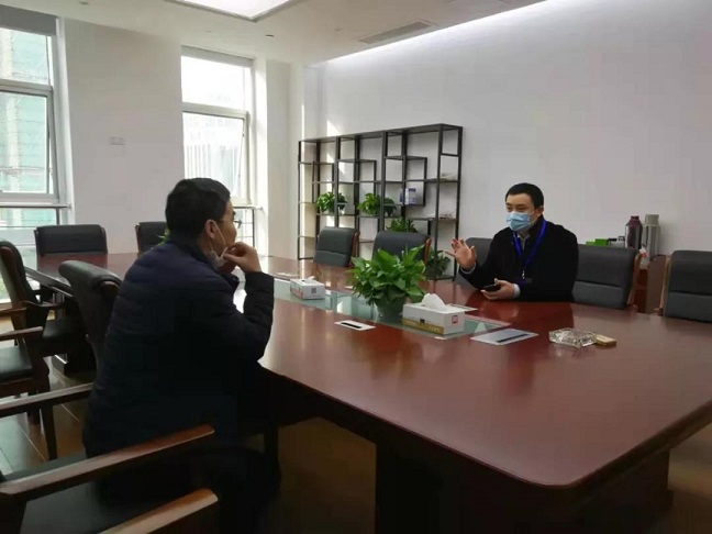 1月29日市总工会党组书记郑洪到市疫情防控工作指挥部沟通协调.jpg