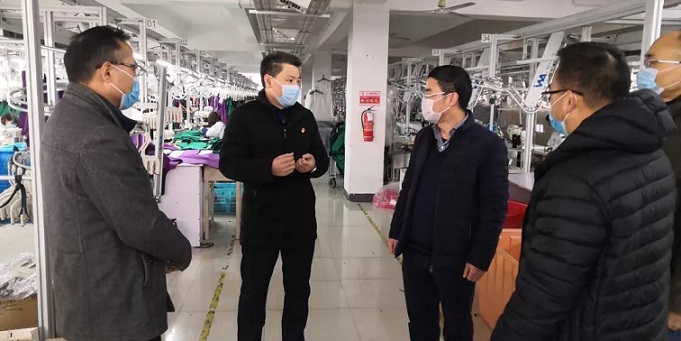 1月30日市总工会常务副主席郑洪一行到定海畚金针织服装厂看望春节加班生产的一线职工.jpg
