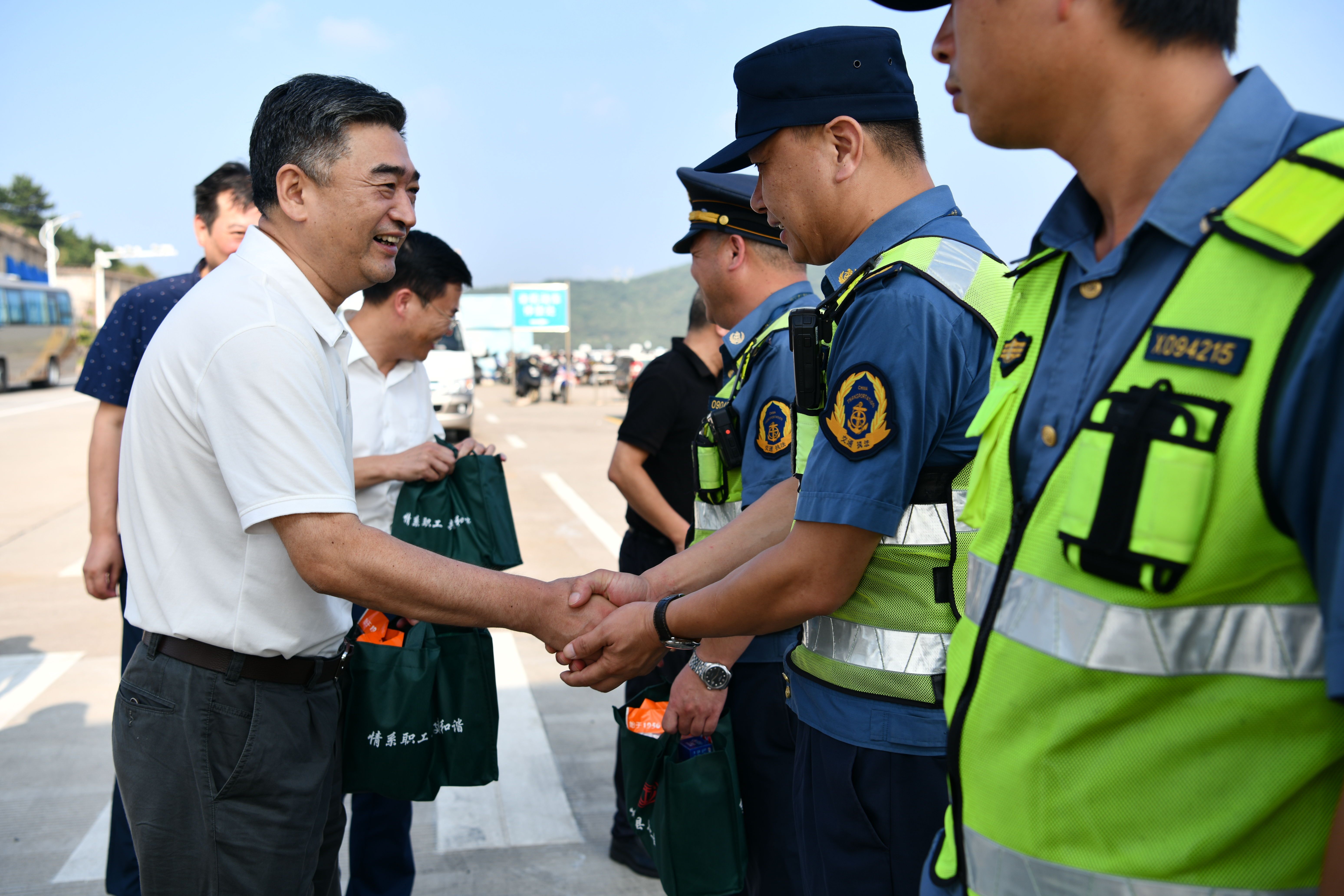 方敏慰问县公路与运输管理中心.JPG
