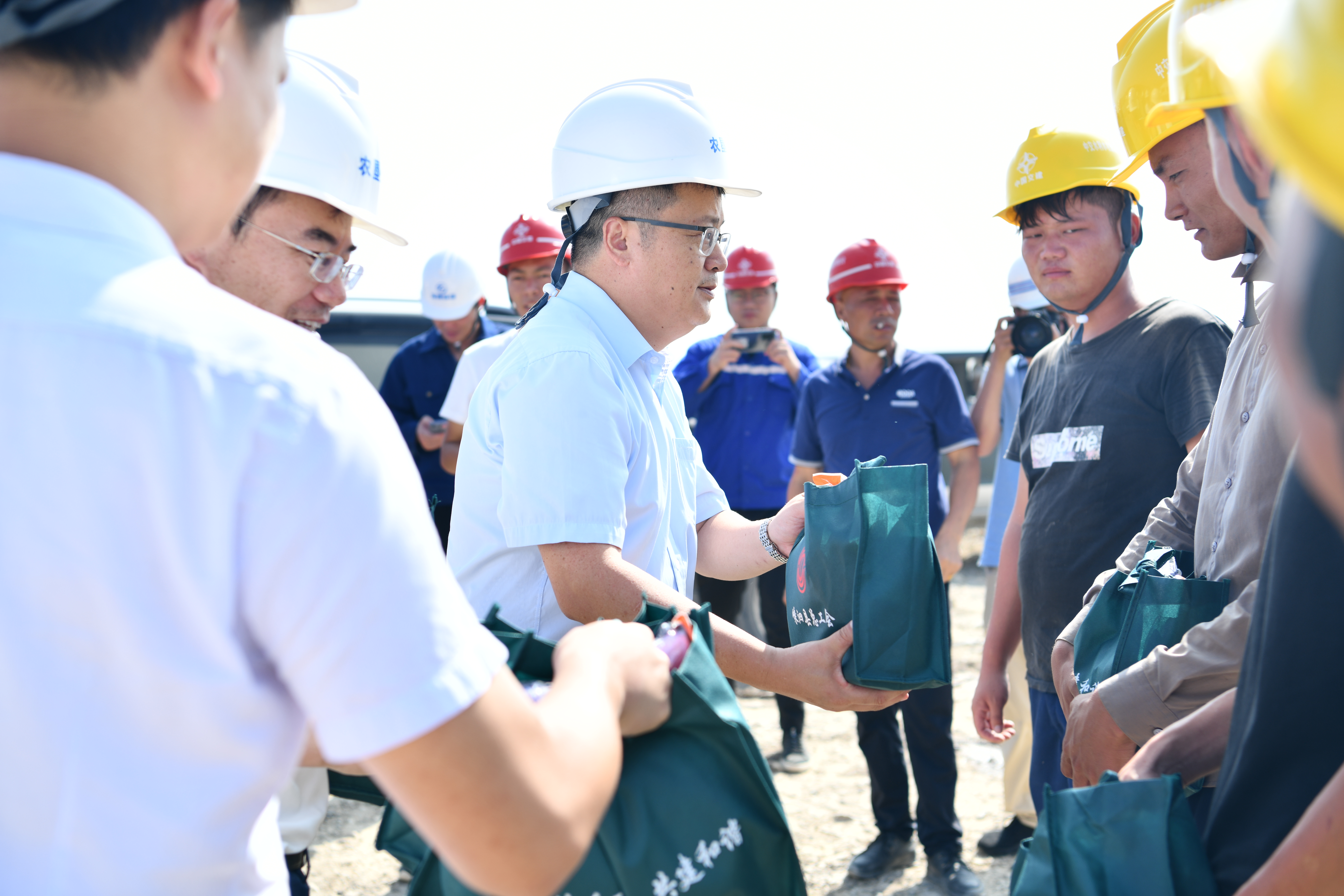 邵雷慰问马关海洋食品加工基地陆域形成工程.JPG
