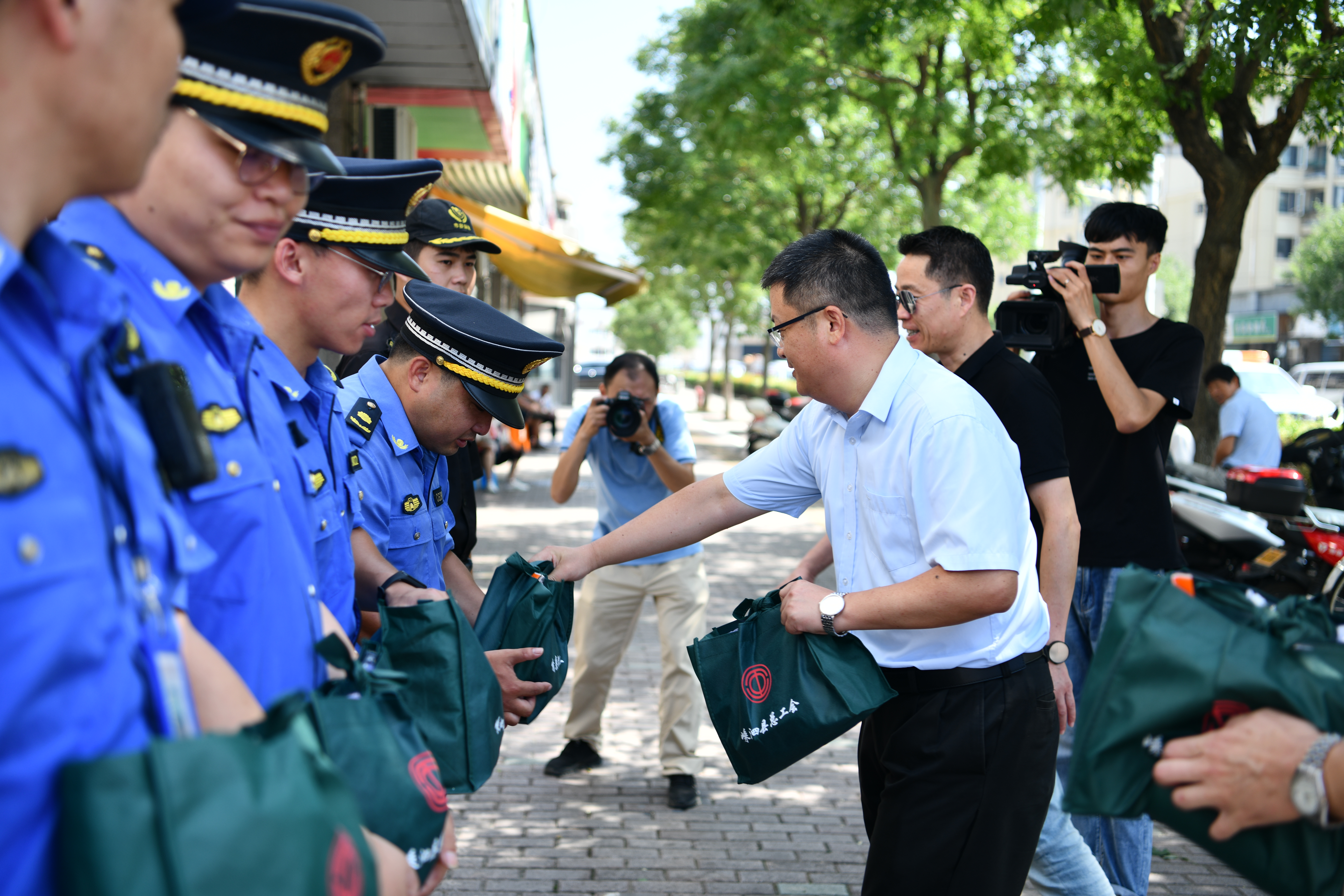 邵雷慰问县综合行政执法局2.JPG