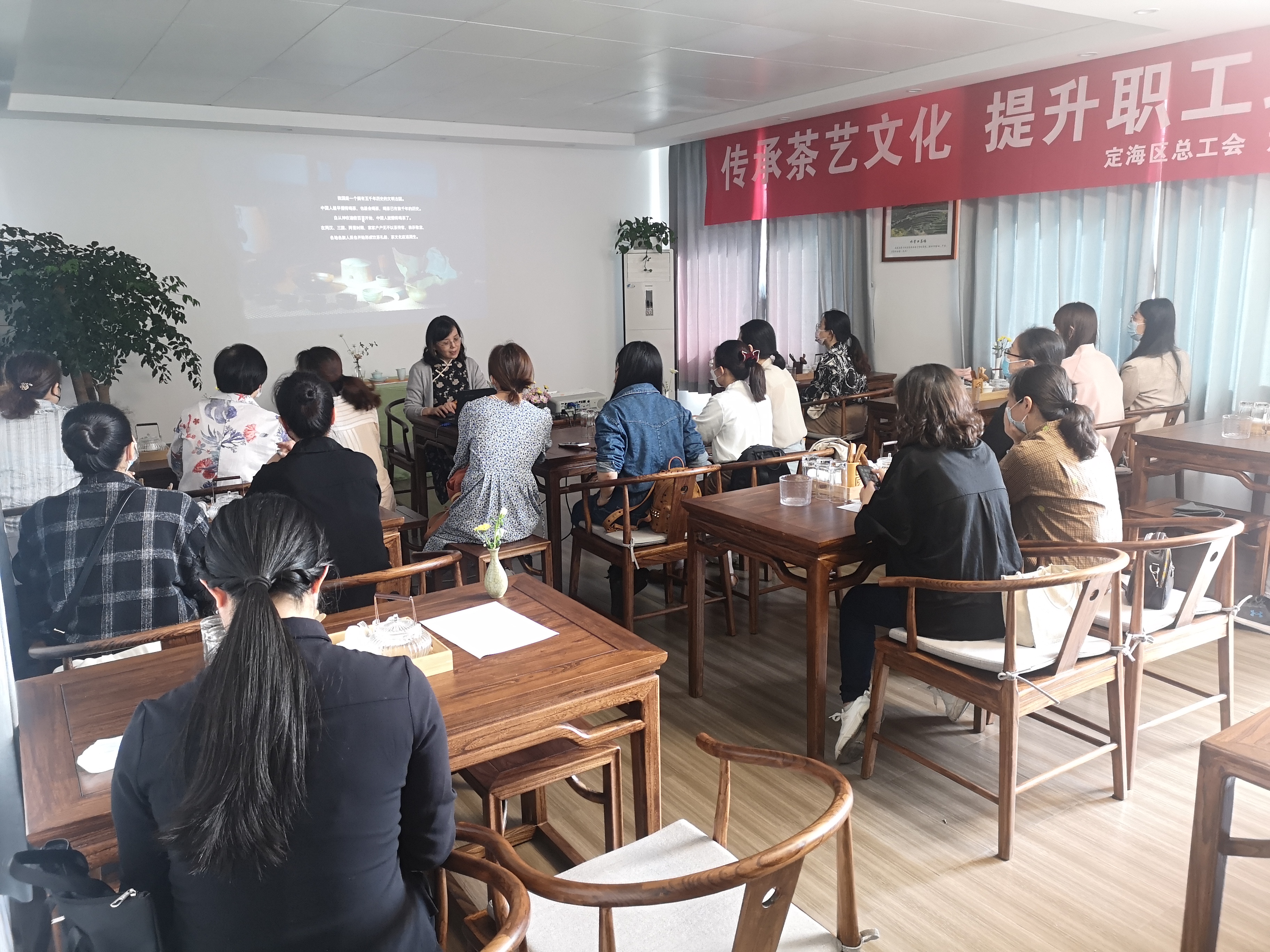 unkowname 2022.5.22(陈雪芬)区总工会举办“红五月”职工茶艺技能培训班1.jpg