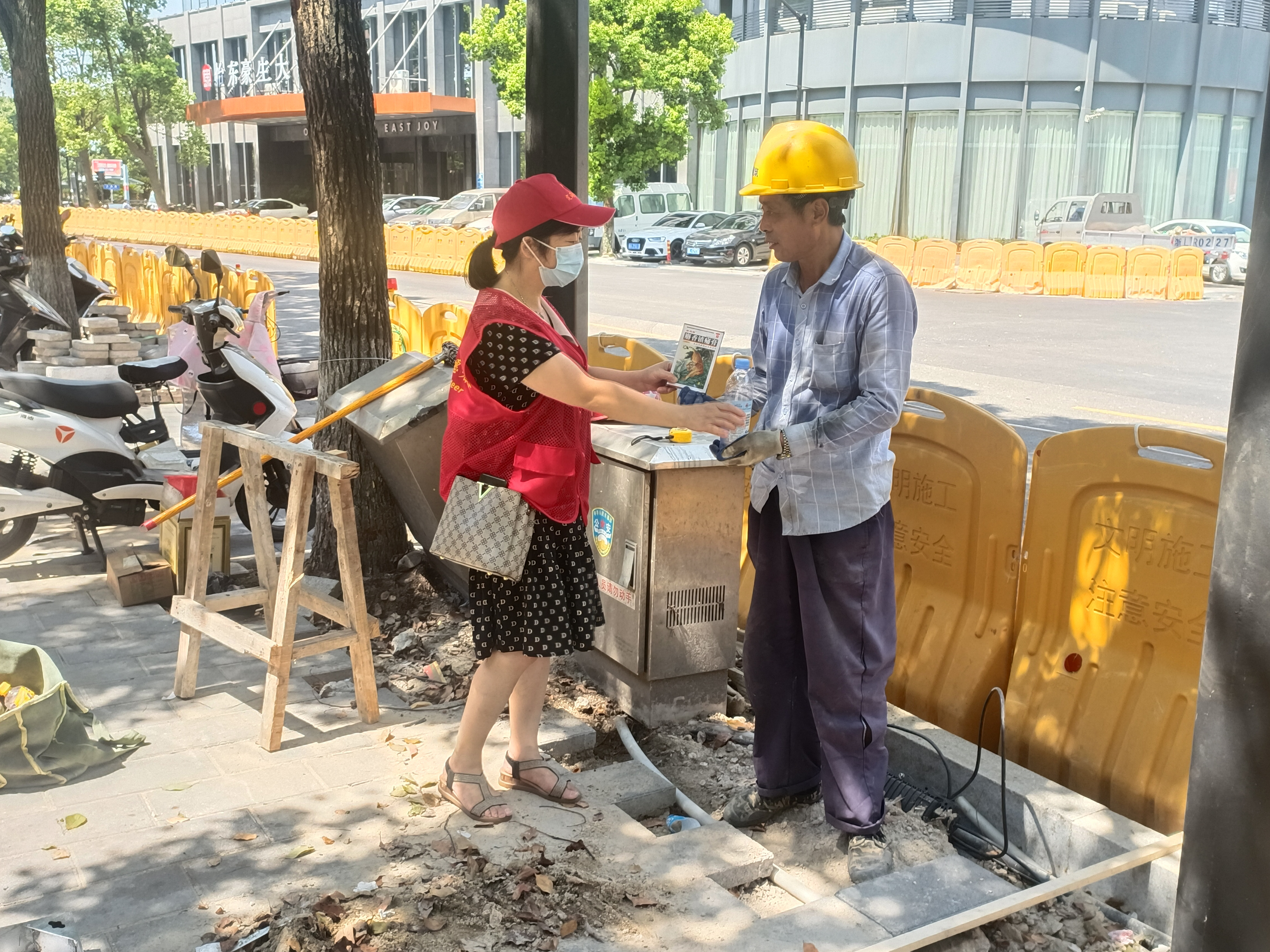 2022.8.12（陈雪芬）定海工会“行走的爱心驿站”为高温下奋战的户外劳动者送清凉3.jpg