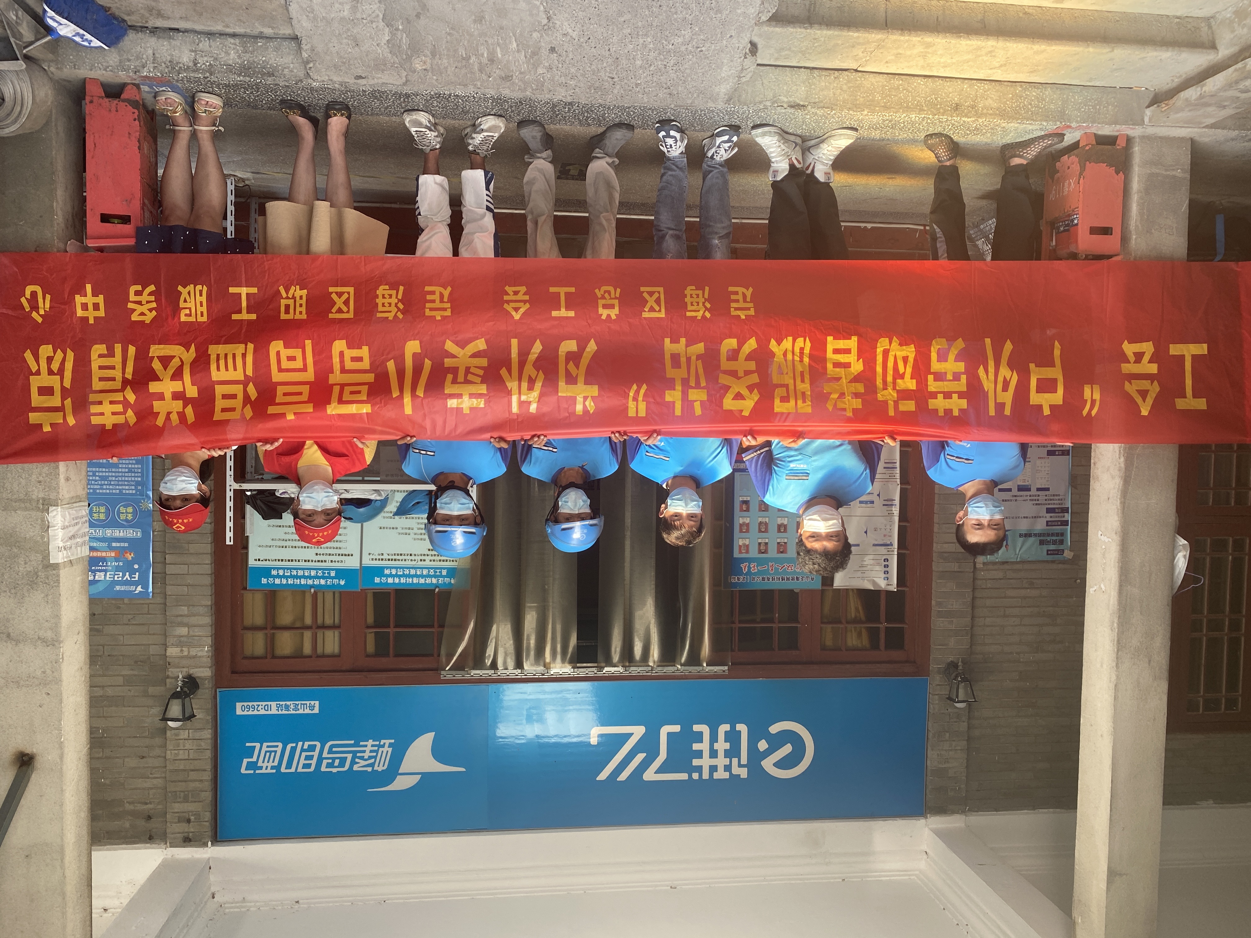 2022.8.12（陈雪芬）定海工会“行走的爱心驿站”为高温下奋战的户外劳动者送清凉6.jpg