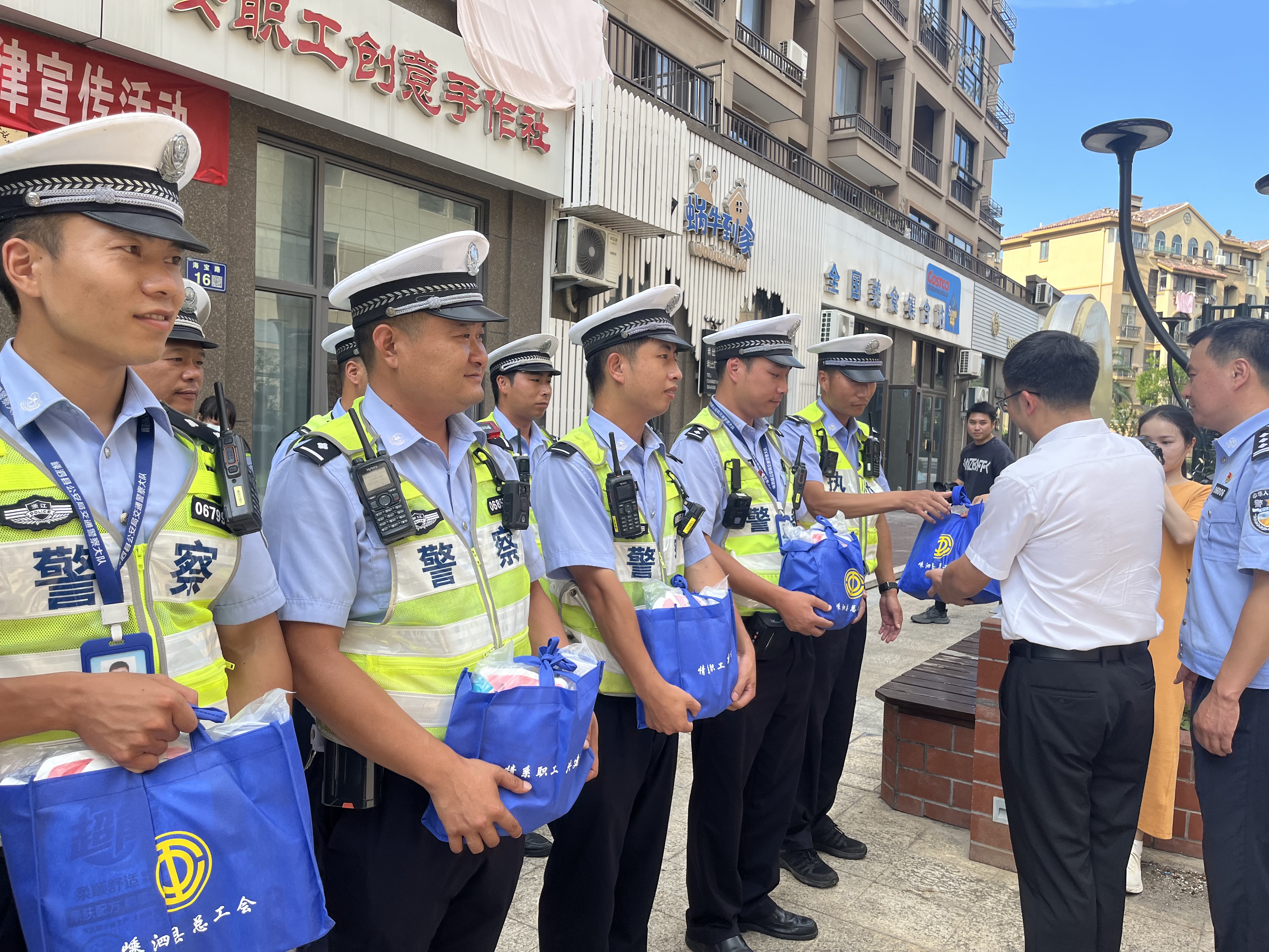 俞能慰问2.JPG